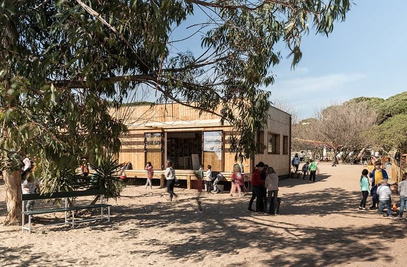 Children learning outside - Learnlife eco hub